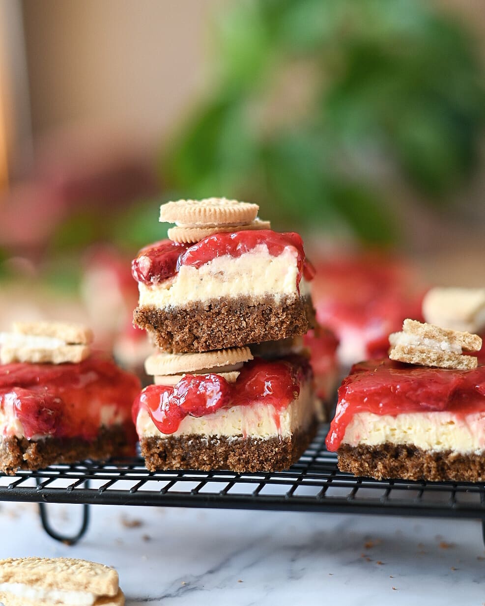 Cheesecake bars with strawberry