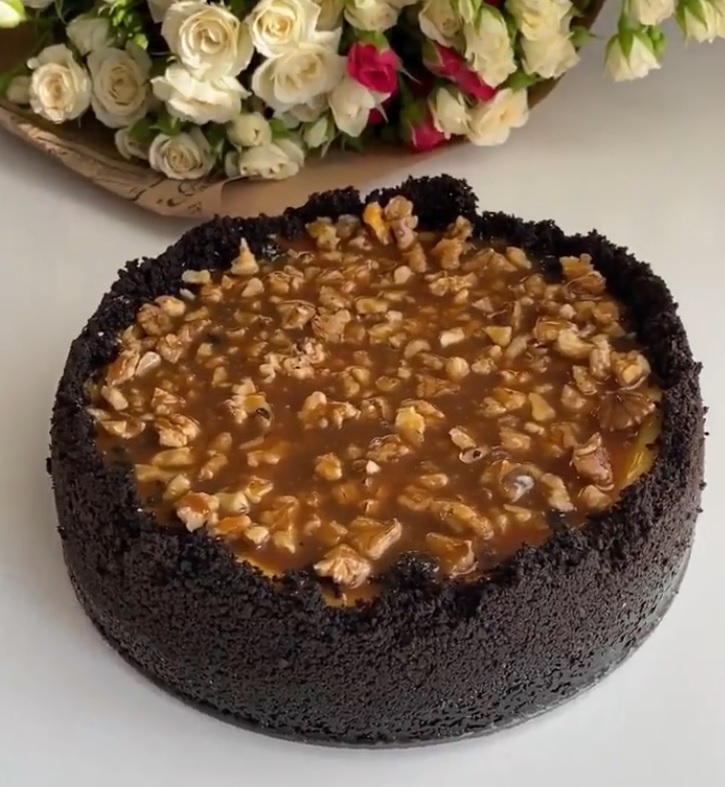 Cheesecake with Oreo bottom, caramel & hazelnuts