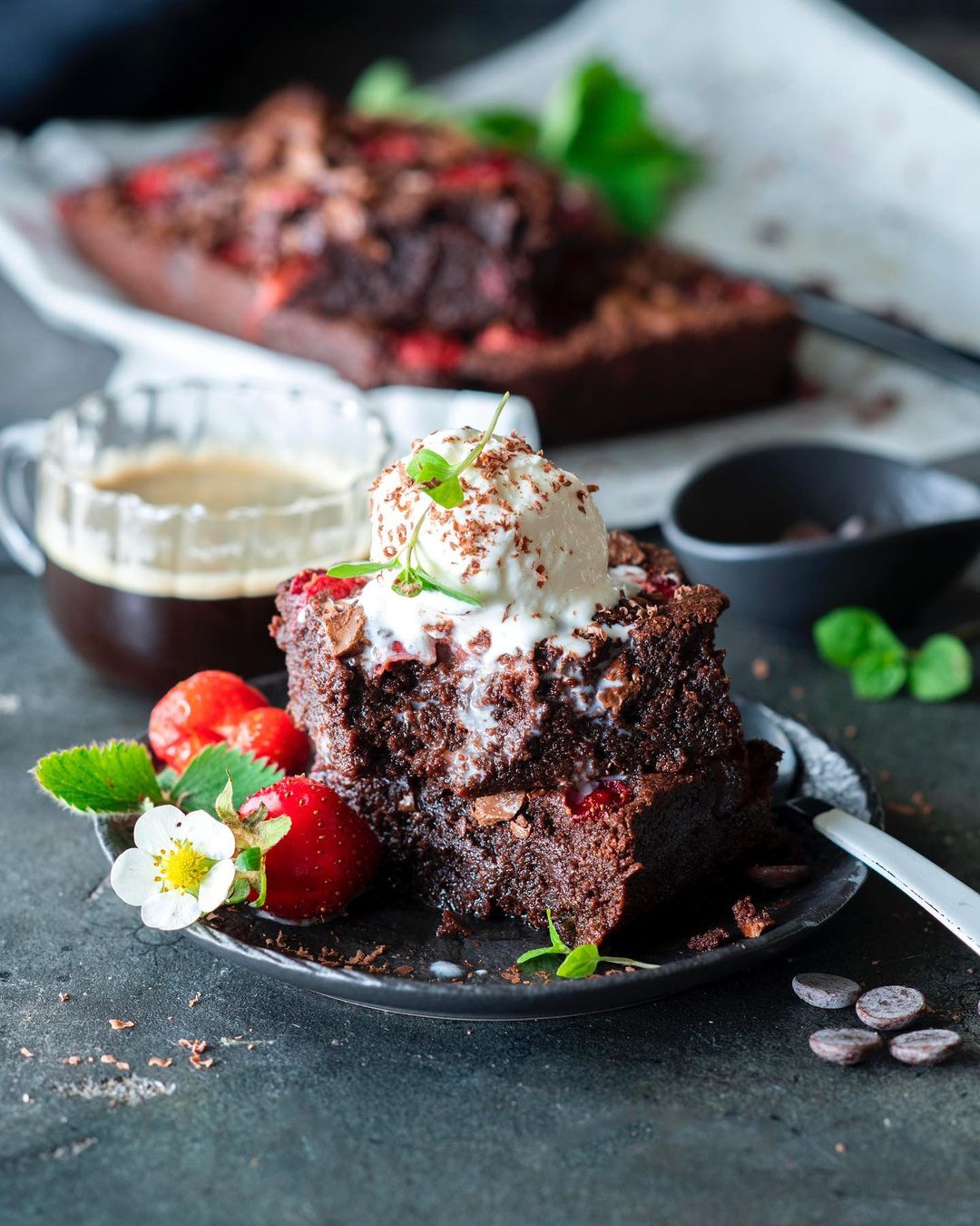 Super easy chocolate brownies with strawberries